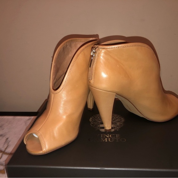 Vince Camuto open toe, top slit, back gold zip; very nice, sexy and classy; - Picture 10 of 12